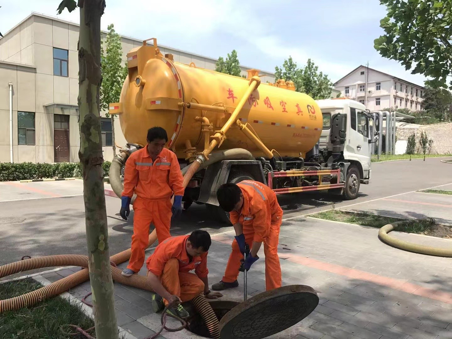 霞浦管道疏通车停在窨井附近